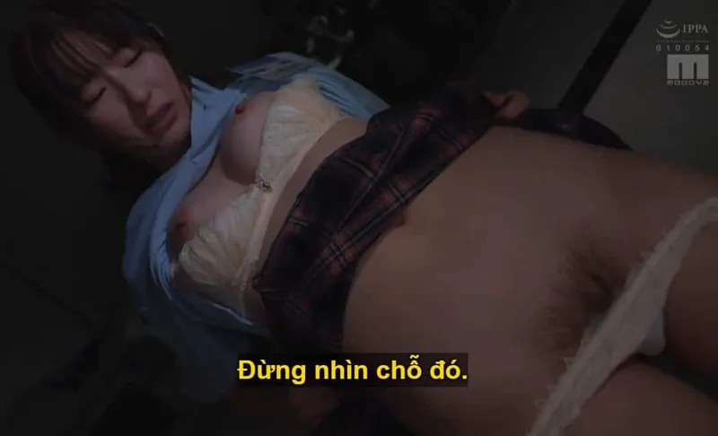 Anh sếp lên kế hoạch địt em cấp dưới chảnh chọe lười biếng, chỉ lo nhắn tin với bạn trai